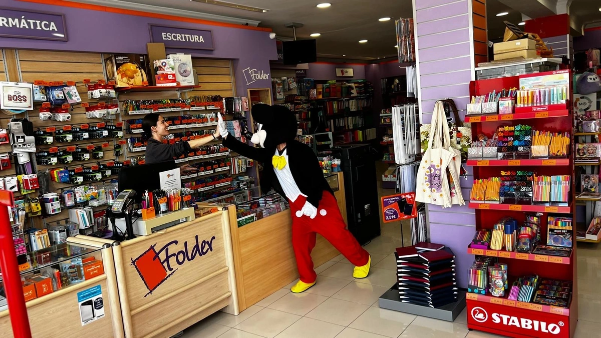Mickey mouse y Minnie llenan de Magia la zona comercial de Arrecife