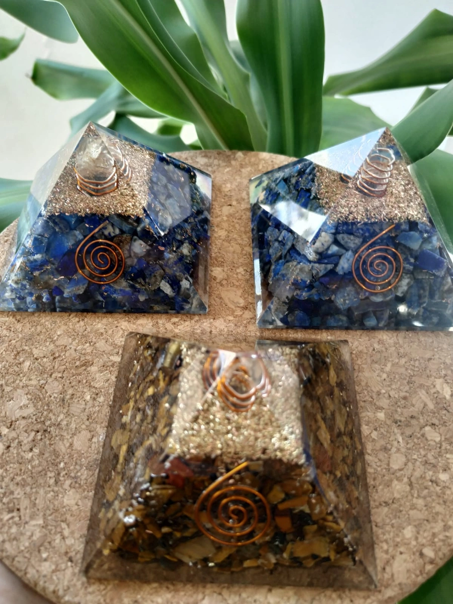 Imagen de: PIRAMIDES ORGONITE CON MINERALES 