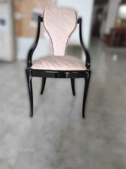 Imagen de: Silla de dormitorio negra y rosa. 